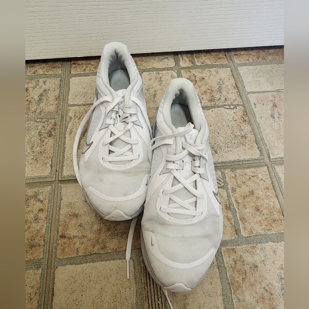 Nike Quest Sneakers